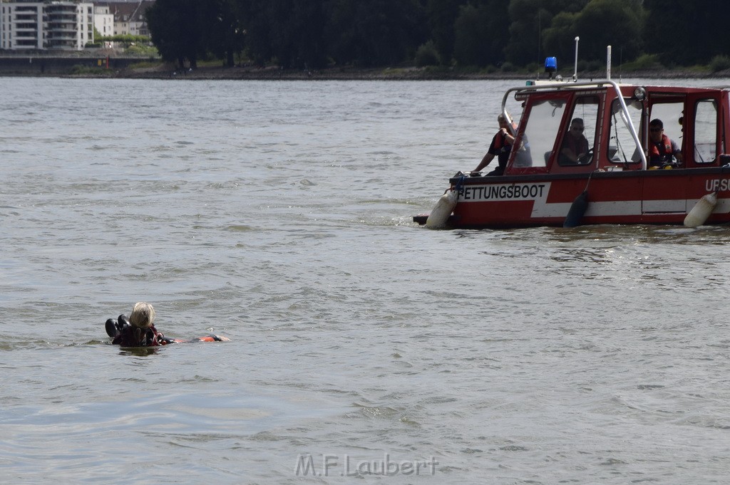 Uebung BF Taucher und Presse Koeln Zoobruecke Rhein P292.JPG - Miklos Laubert